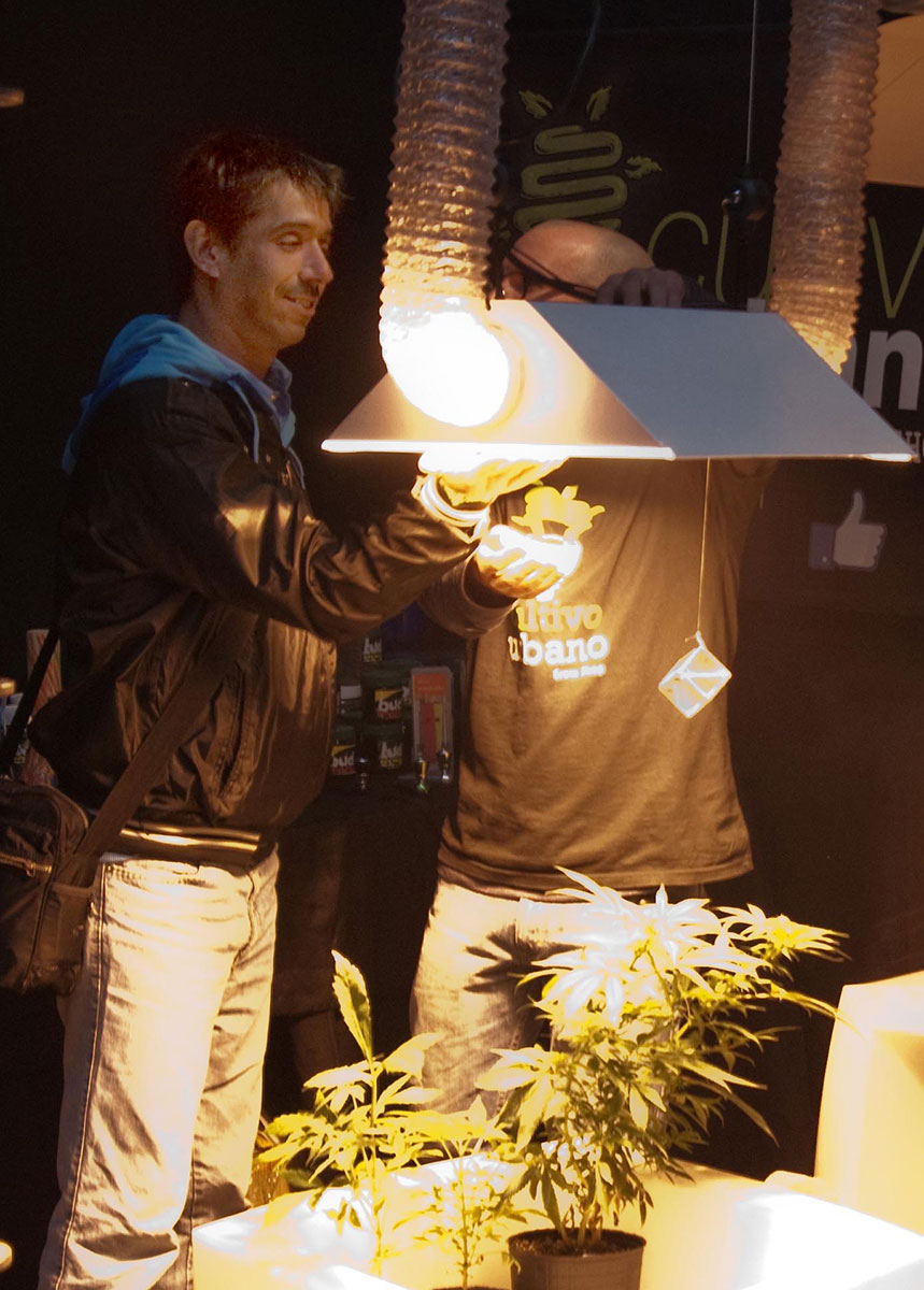 Del-Plata-2013—Alex-Freyre-se-informa-de-las-ventajas-del-sistema-cool-tube-para-cultivo-de-interior—Revista-THC